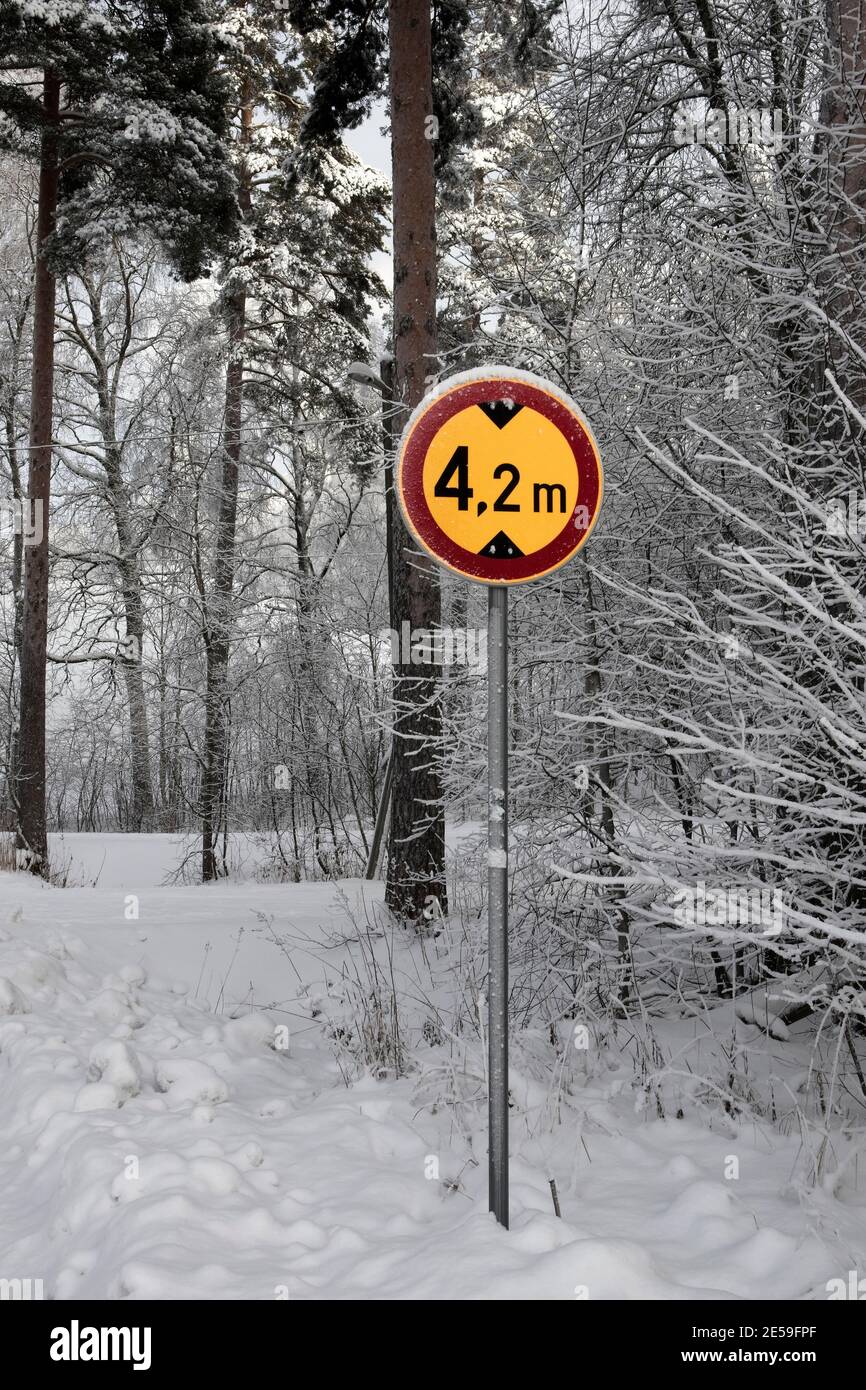 Señal de transito limite de altura fotografías e imágenes de alta
