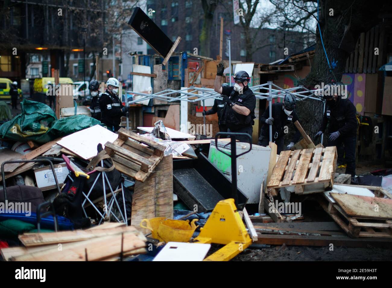 Los agentes de policía se trasladan al campamento de Euston Square Gardens en el centro de Londres, donde los manifestantes de la rebelión HS2 han construido una red de túneles de 100 pies, que están listos para ocupar, después de afirmar que el jardín está en riesgo por el desarrollo de la línea HS2. Foto fecha: Miércoles 27 de enero de 2021. Foto de stock