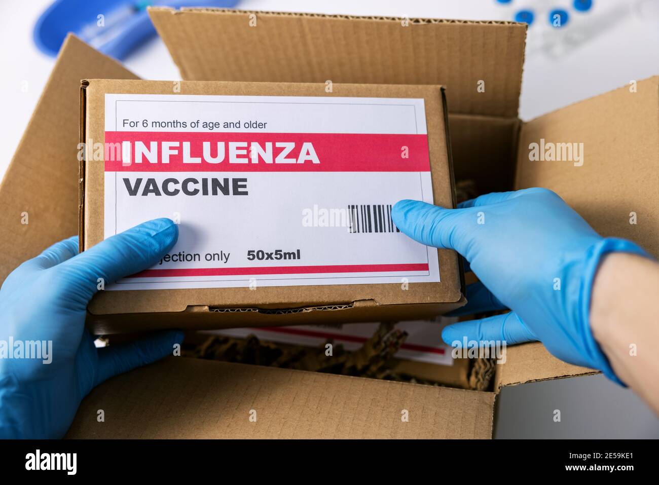 distribución y envío de productos médicos. caja abierta con paquetes de vacunas contra la influenza Foto de stock