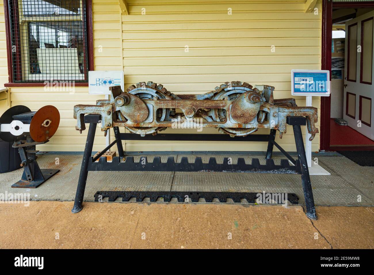 Mecanismo de piñón de locomotora de cremallera utilizado en Queensland entre 1898 y 1952 entre Moonmera y Moongan fuera de Mount Morgan, Queensland, QLD, Australi Foto de stock