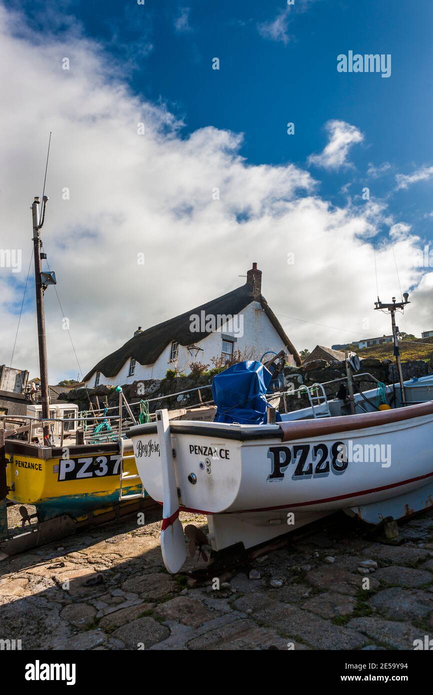 Barcos de pesca desembarcan en Sennen Cove, Whitesand Bay, Penwith Peninsula, Cornwall, Reino Unido Foto de stock