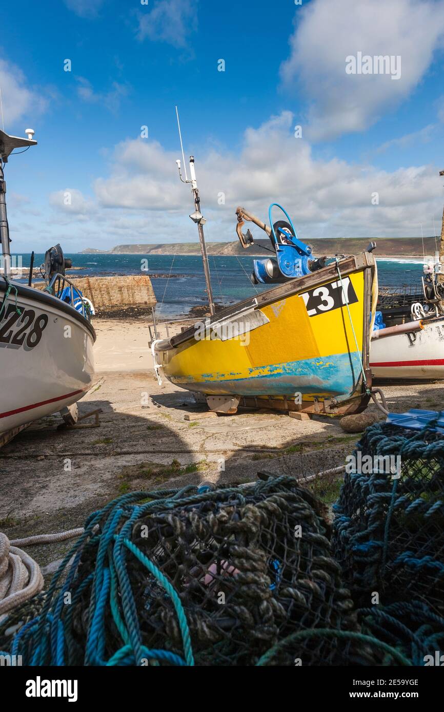 Barcos de pesca desembarcan en Sennen Cove, Whitesand Bay, Penwith Peninsula, Cornwall, Reino Unido Foto de stock