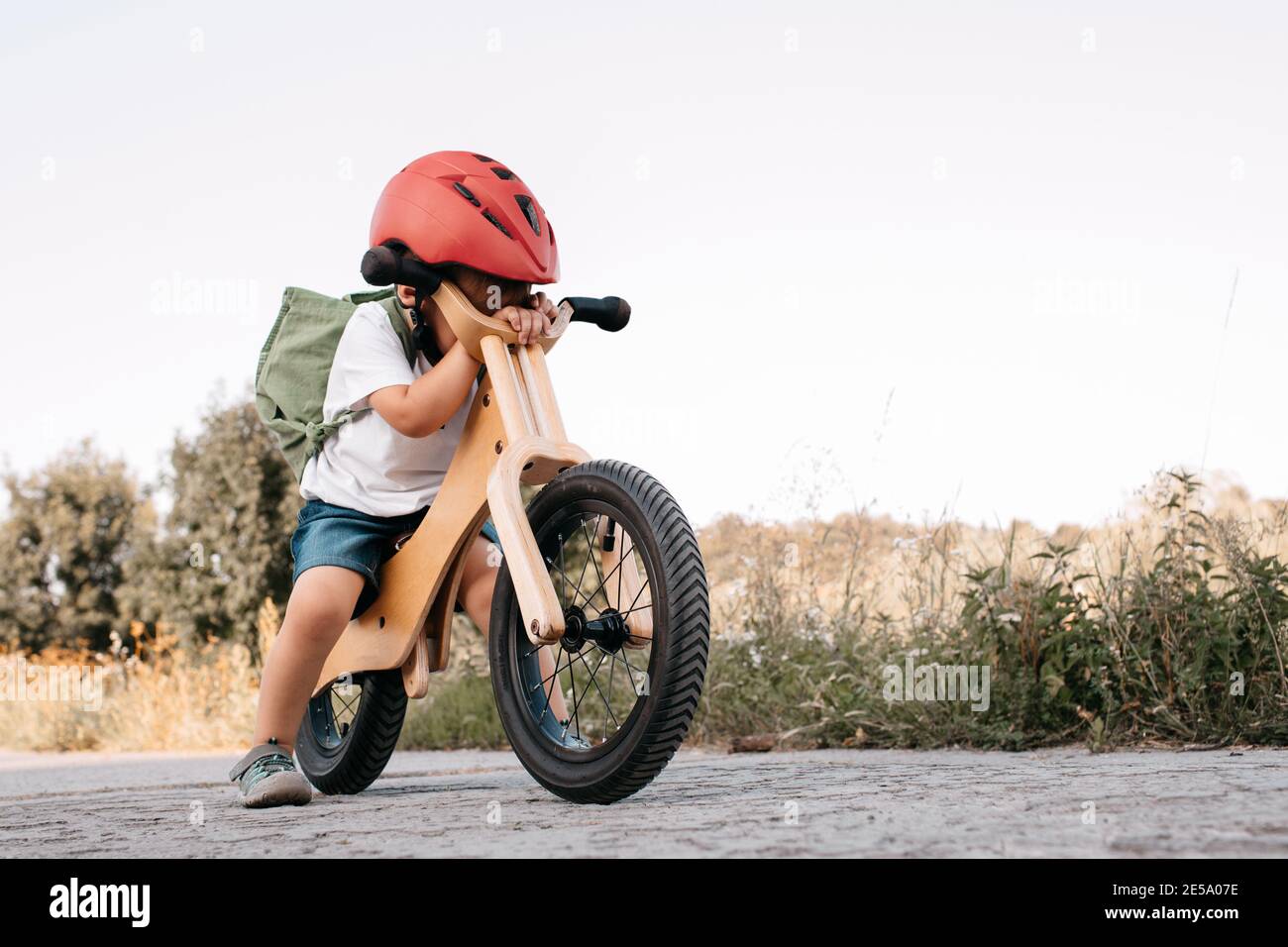 Learning to ride bicycle alone fotografías e imágenes de alta resolución -  Alamy