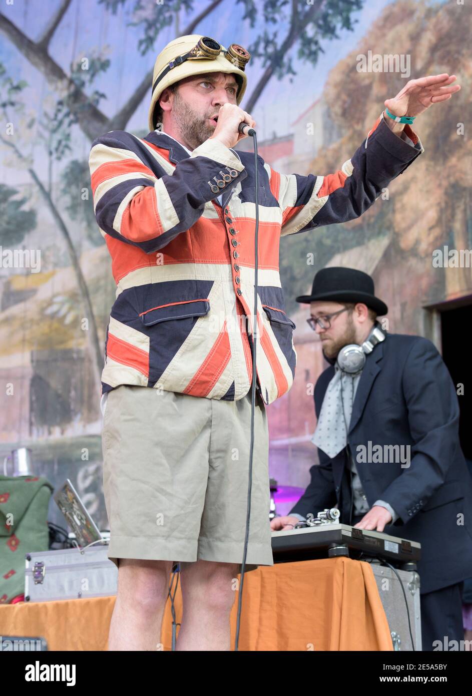 Profesor Elemental actuando con el Gaslight Troubadours actuando en el Larmer Tree Festival, Reino Unido. 17 de julio de 2015 Foto de stock