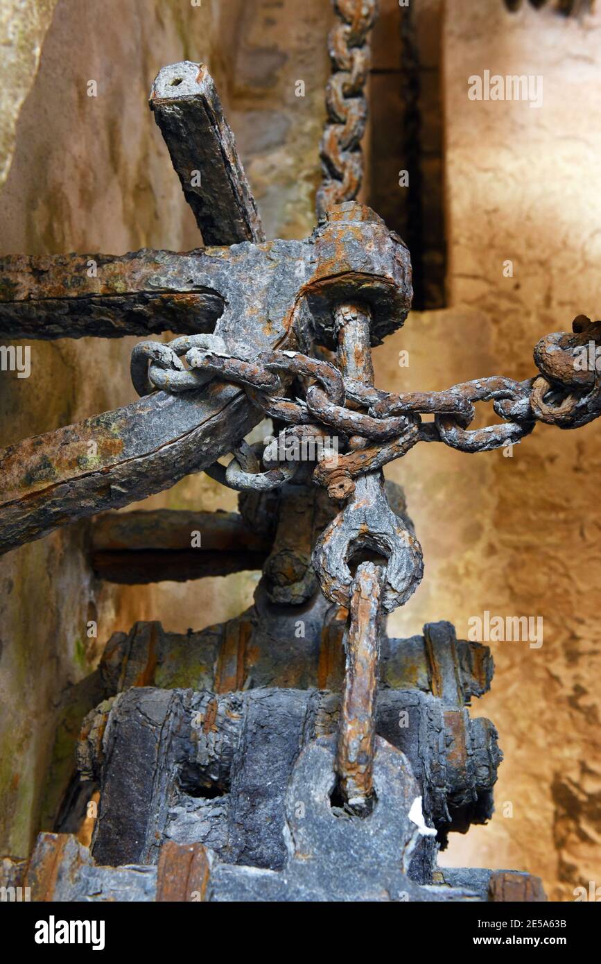 Dentro de la famosa cipadelle genovesa, mecanismo para abrir la puerta, Francia, Córcega, Bonifacio Foto de stock