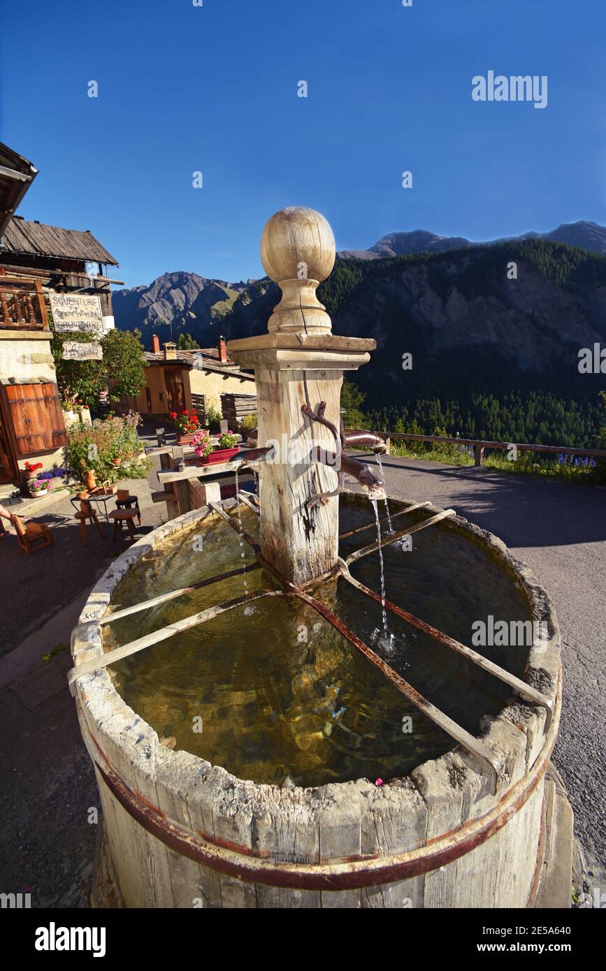 Fuente, parque natural de Queyras, Francia, Altos Alpes, Saint Veran Foto de stock