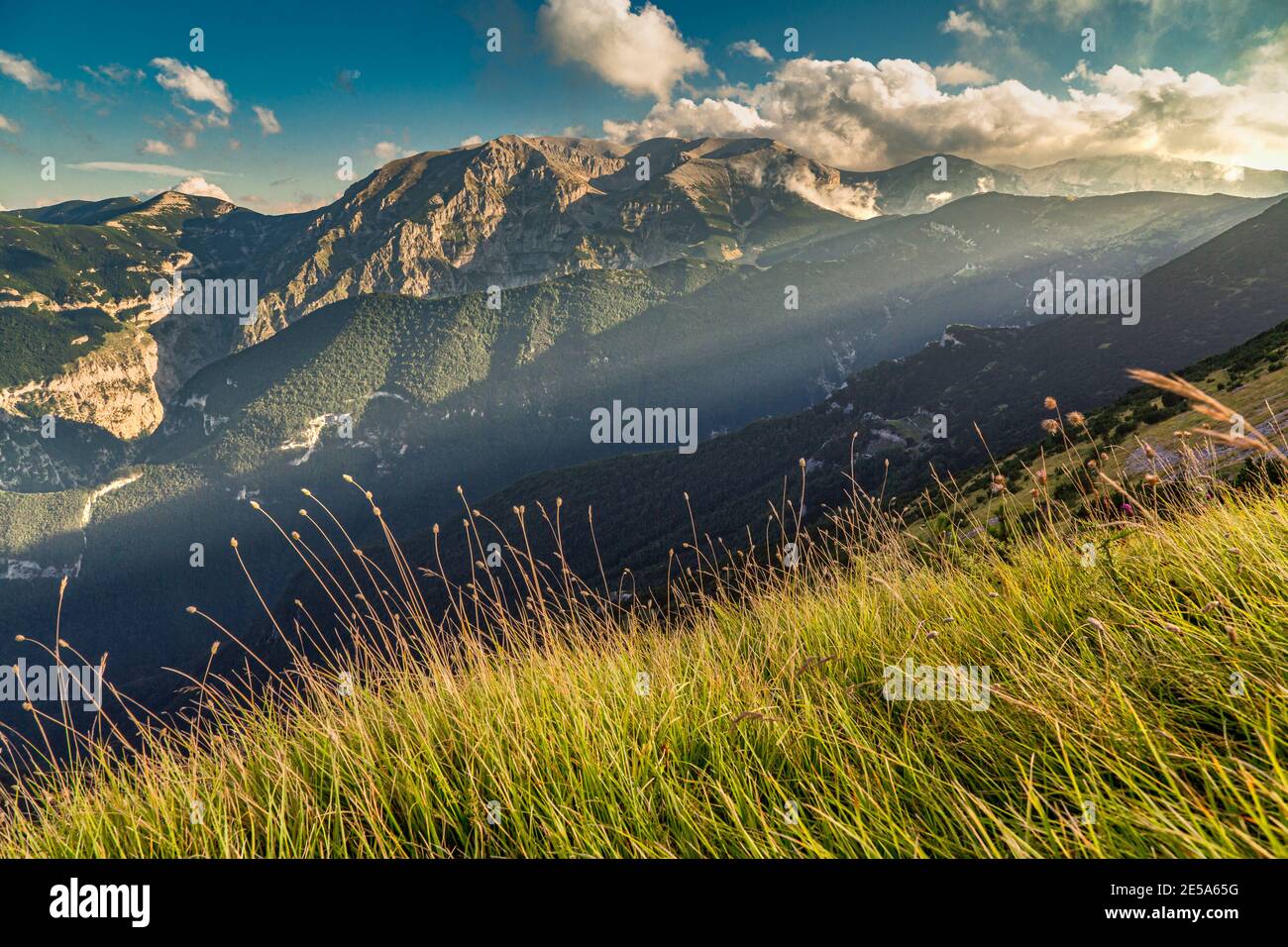 Los últimos rayos del sol iluminan el Monte Acquaviva y la cima de la sierra de Murelle de la Maiella. Parque Nacional Maiella, Abruzzo, Italia Foto de stock