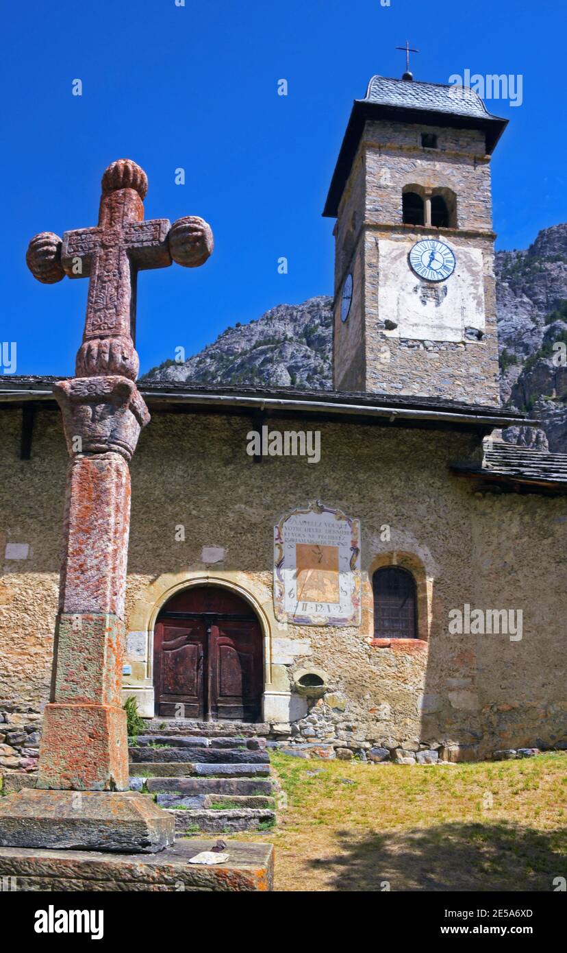 iglesia con reloj de sol en el valle de Nevache, Francia, Altos Alpes, Plampinet Foto de stock