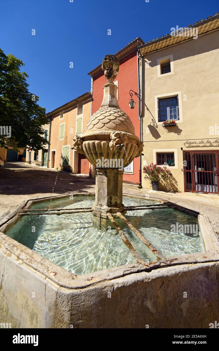 Fuente 'Fontaine Rebol' en el pueblo medieval, Francia, Provenza, Vaucluse, Pernes les Fontaines Foto de stock