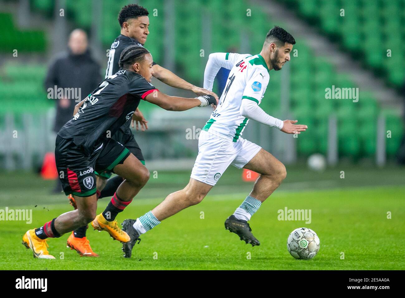 GRONINGEN, estadio Hitachi Capital Mobility, 26-01-2021 , temporada 2020 /  2021 , Eredivisie holandés. Resultado final 3-0, ADO Den Haag jugador Juan  Castillo (L) ADO Den Haag jugador Vicente Besuijen (M) jugador