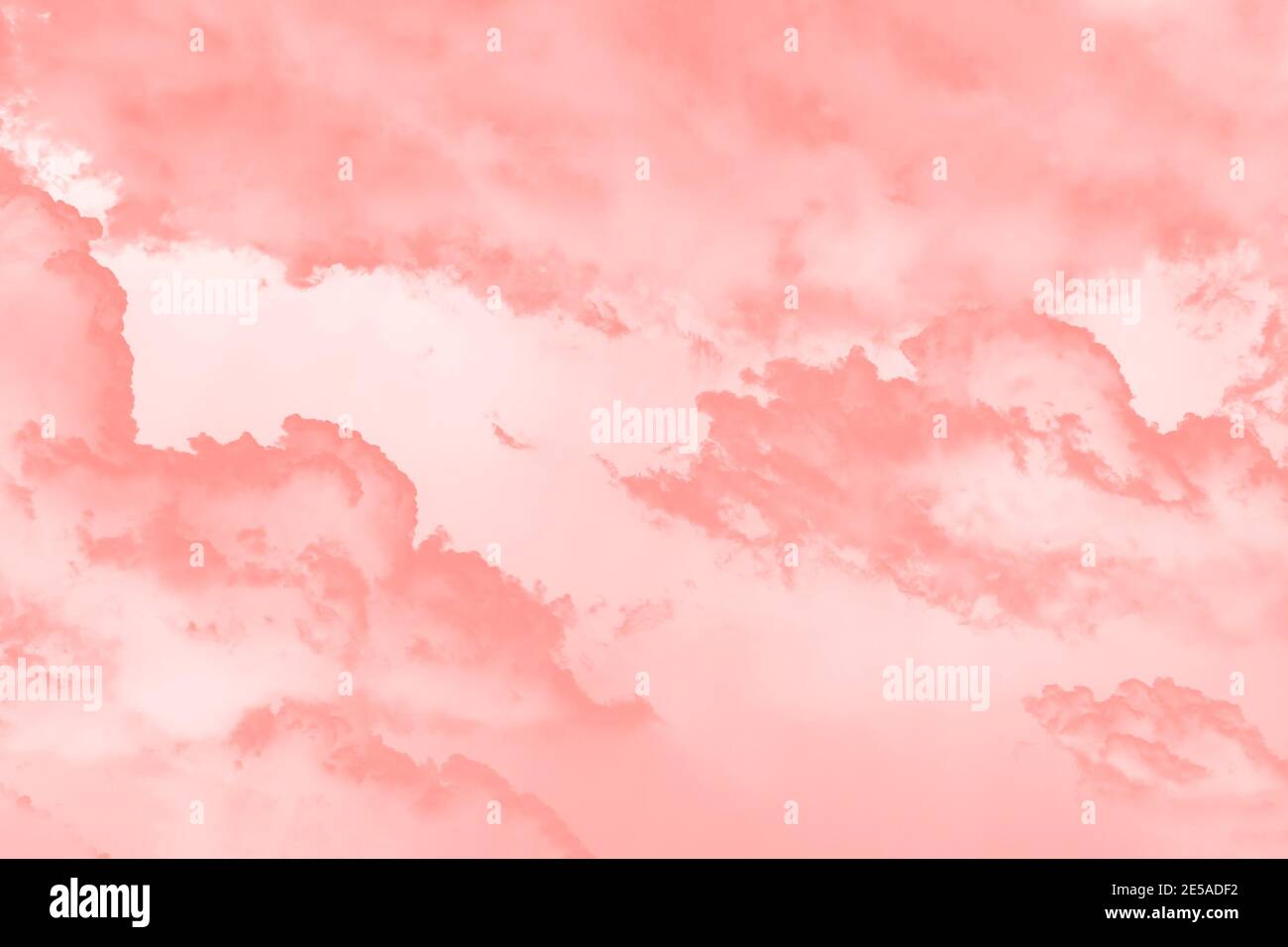 Coral rosa color cielo fondo con nubes Foto de stock