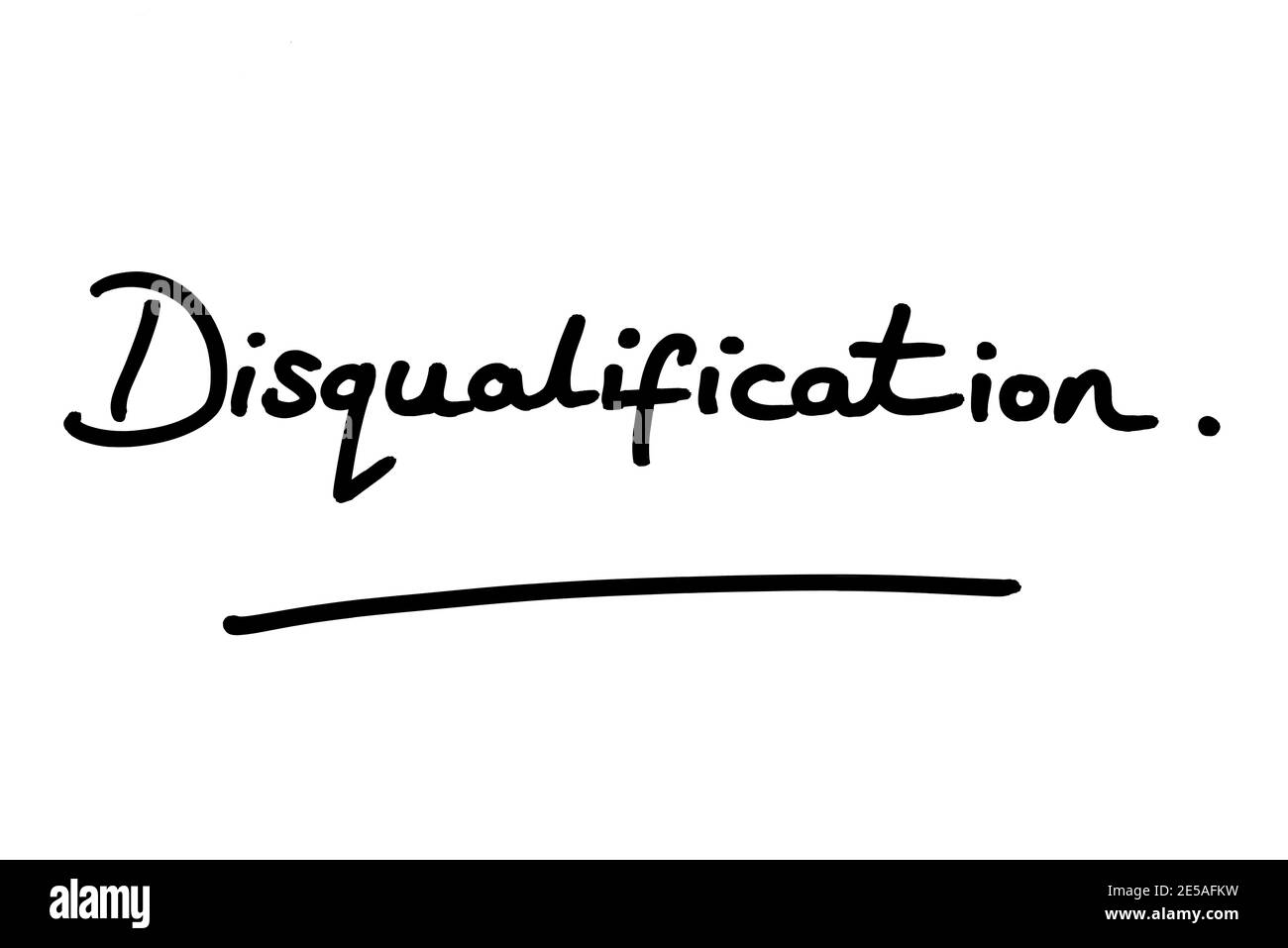 La palabra descalificación, escrita a mano sobre un fondo blanco. Foto de stock