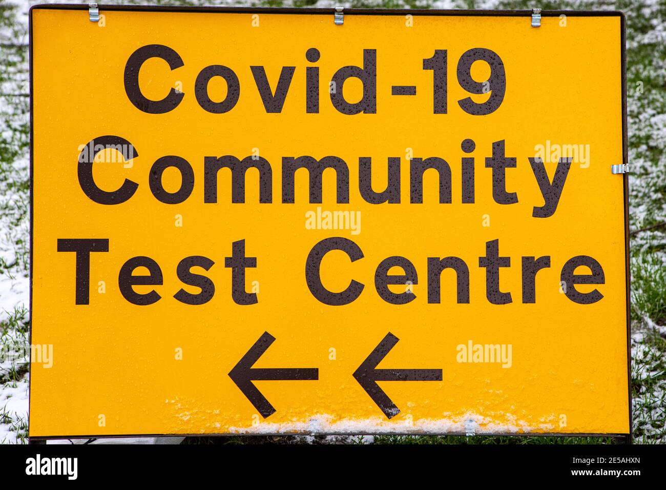 Un cartel fuera de un Centro de pruebas comunitarias Covid-19 en la ciudad de Chingford en Londres, Reino Unido. Foto de stock