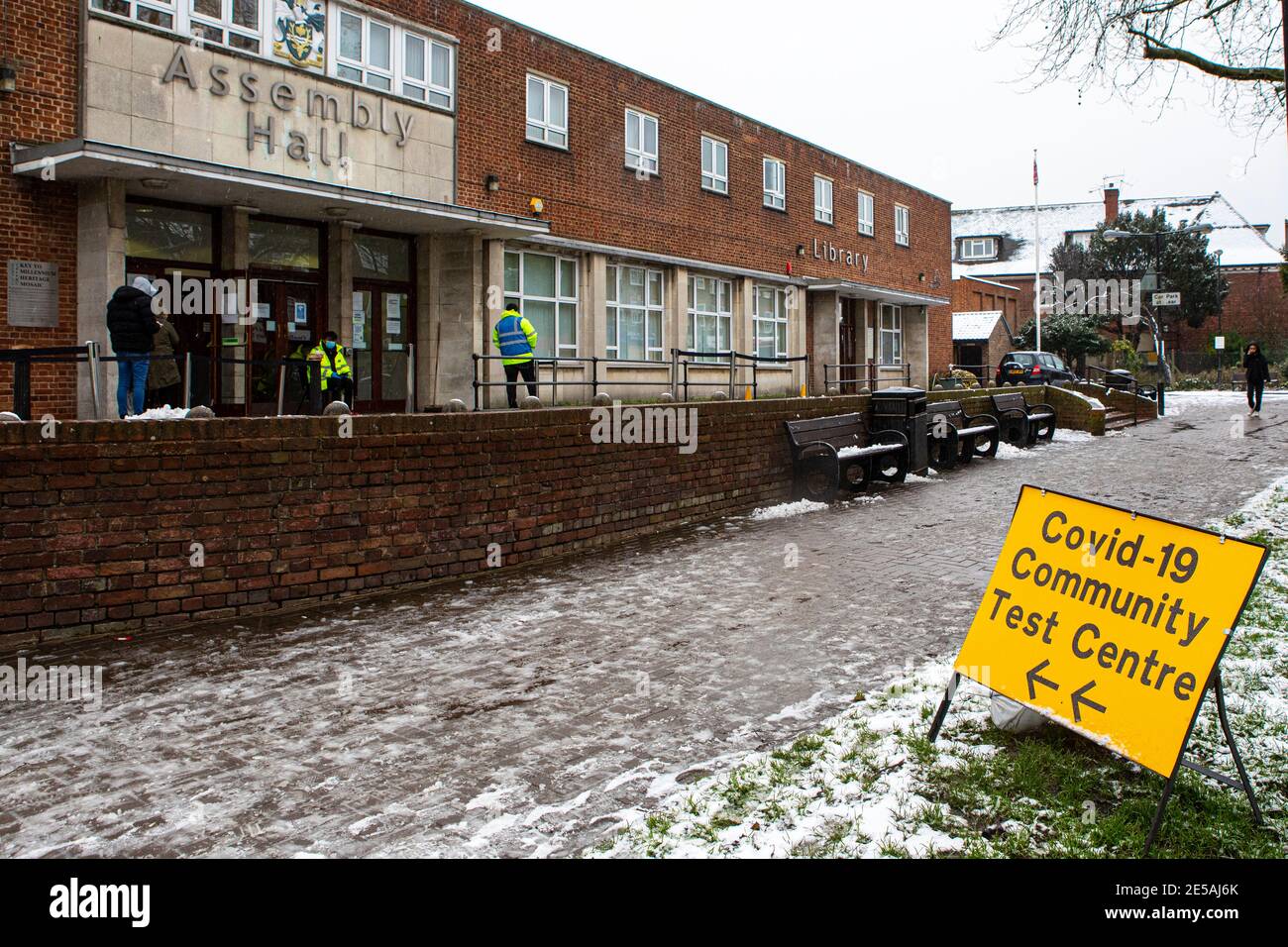 Londres, Reino Unido - 24 de enero de 2021: Un cartel fuera de un Centro de pruebas comunitarias improvisado Covid-19 en el Salón de la Asamblea en Chingford, Londres, Reino Unido. Foto de stock