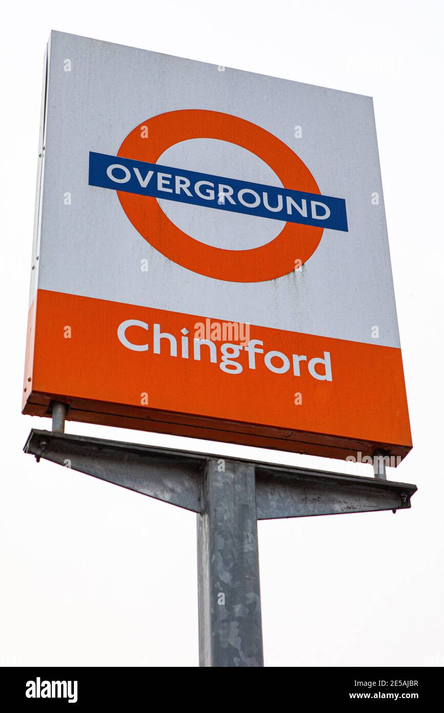 Londres, Reino Unido - 24 de enero de 2021: Un cartel en la entrada de la estación de Chingford en la ciudad de Chingford en Londres, Reino Unido. Foto de stock
