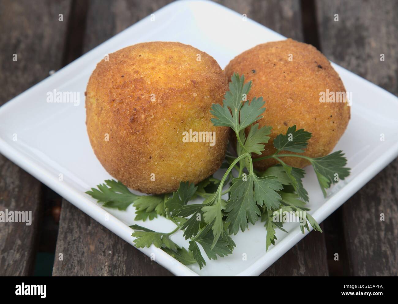 Vida de Haggis Croquettes sobre plato blanco Foto de stock