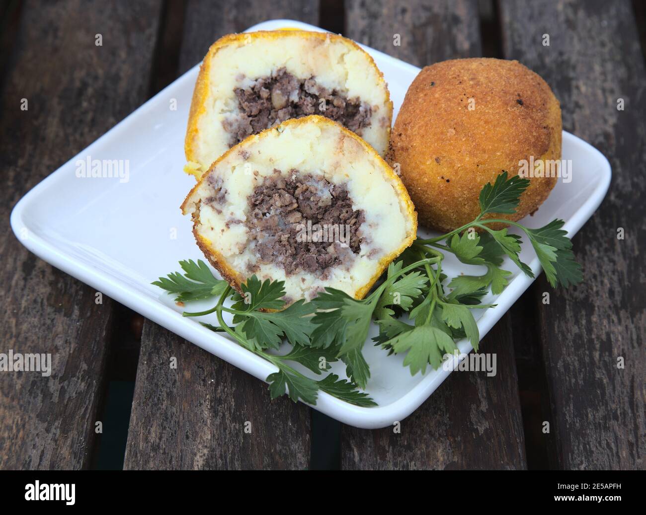 Vida de Haggis Croquettes sobre plato blanco Foto de stock