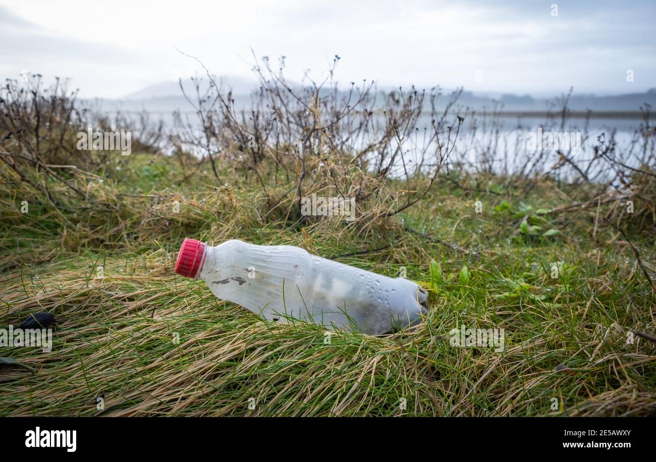 Botellas de plástico lavadas en la orilla de Glencaple, al suroeste de Escocia, mostrando que los problemas de la contaminación por plástico están muy extendidos en el Reino Unido. Foto de stock