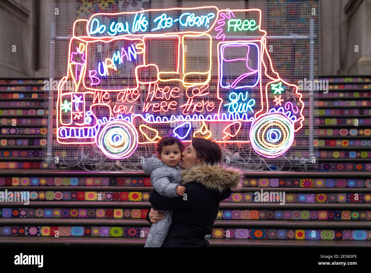 Andrea Tyrimos y su hijo Koa ven 'Remembering a Brave New World' por Chila Kumari Singh Burman, fuera de Tate Britain en Londres durante el tercer cierre nacional de Inglaterra para frenar la propagación del coronavirus. Foto fecha: Miércoles 27 de enero de 2021. Foto de stock