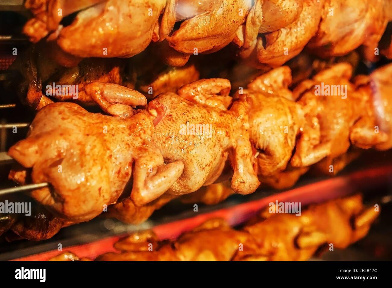 Pollo frito en un asador en un horno eléctrico. Carne jugosa con corteza  dorada Fotografía de stock - Alamy