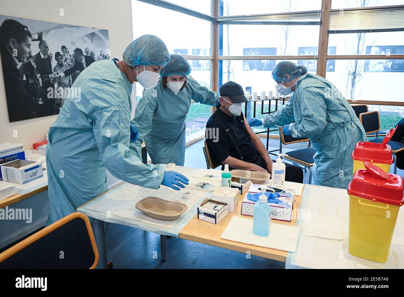 Un sobreviviente del holocausto recibe una dosis de una vacuna contra la enfermedad de coronavirus (COIVD-19) en el centro comunitario judío de Bratislava, en Bratislava, Eslovaquia, el 27 de enero de 2021. REUTERS/Radovan Stoklasa Foto de stock
