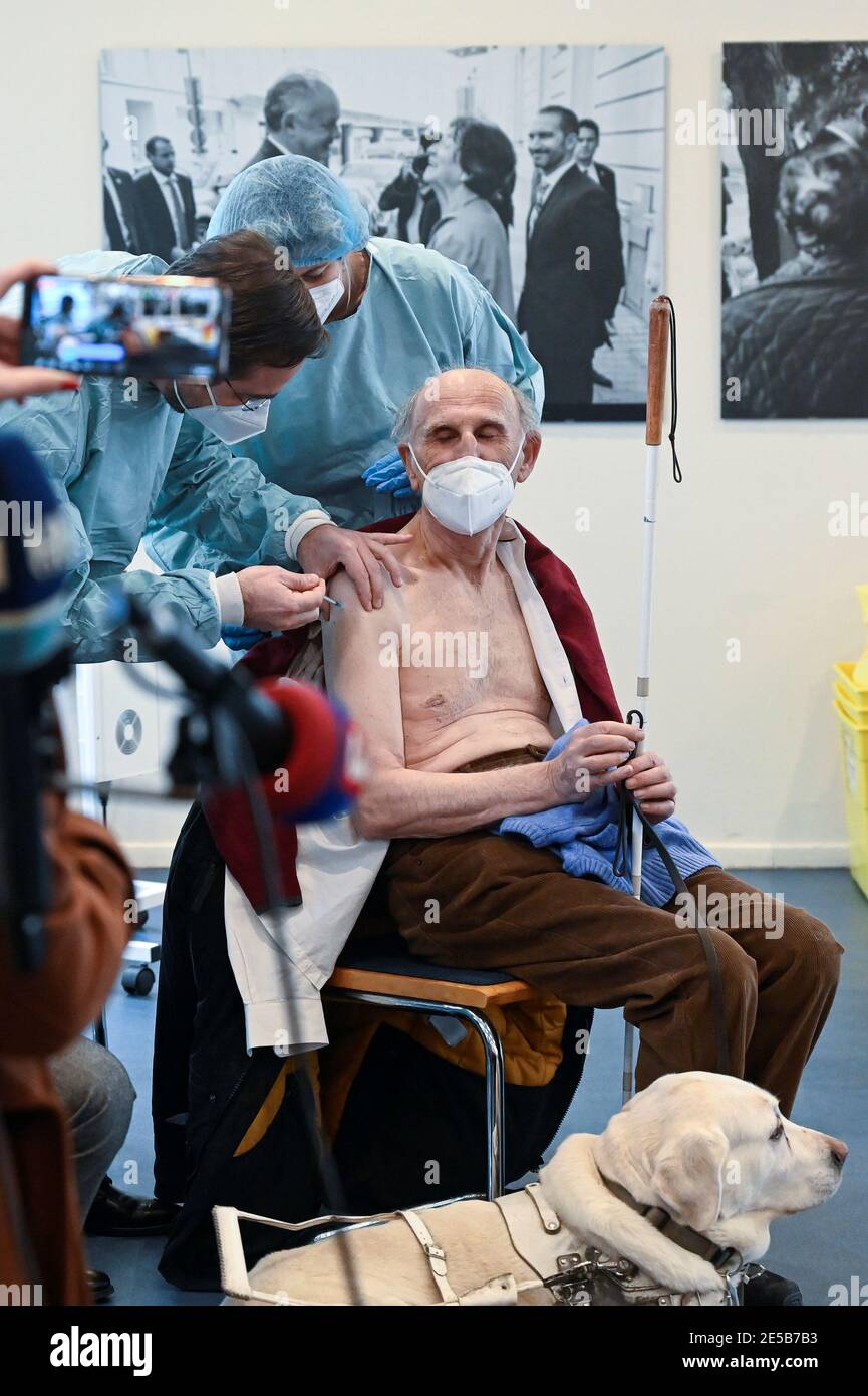 Un sobreviviente del holocausto recibe una dosis de la vacuna contra el coronavirus (COIVD-19) de la Ministra de Salud de Eslovaquia, Marek Krajci, en el centro comunitario judío de Bratislava, en Bratislava, Eslovaquia, el 27 de enero de 2021. REUTERS/Radovan Stoklasa Foto de stock