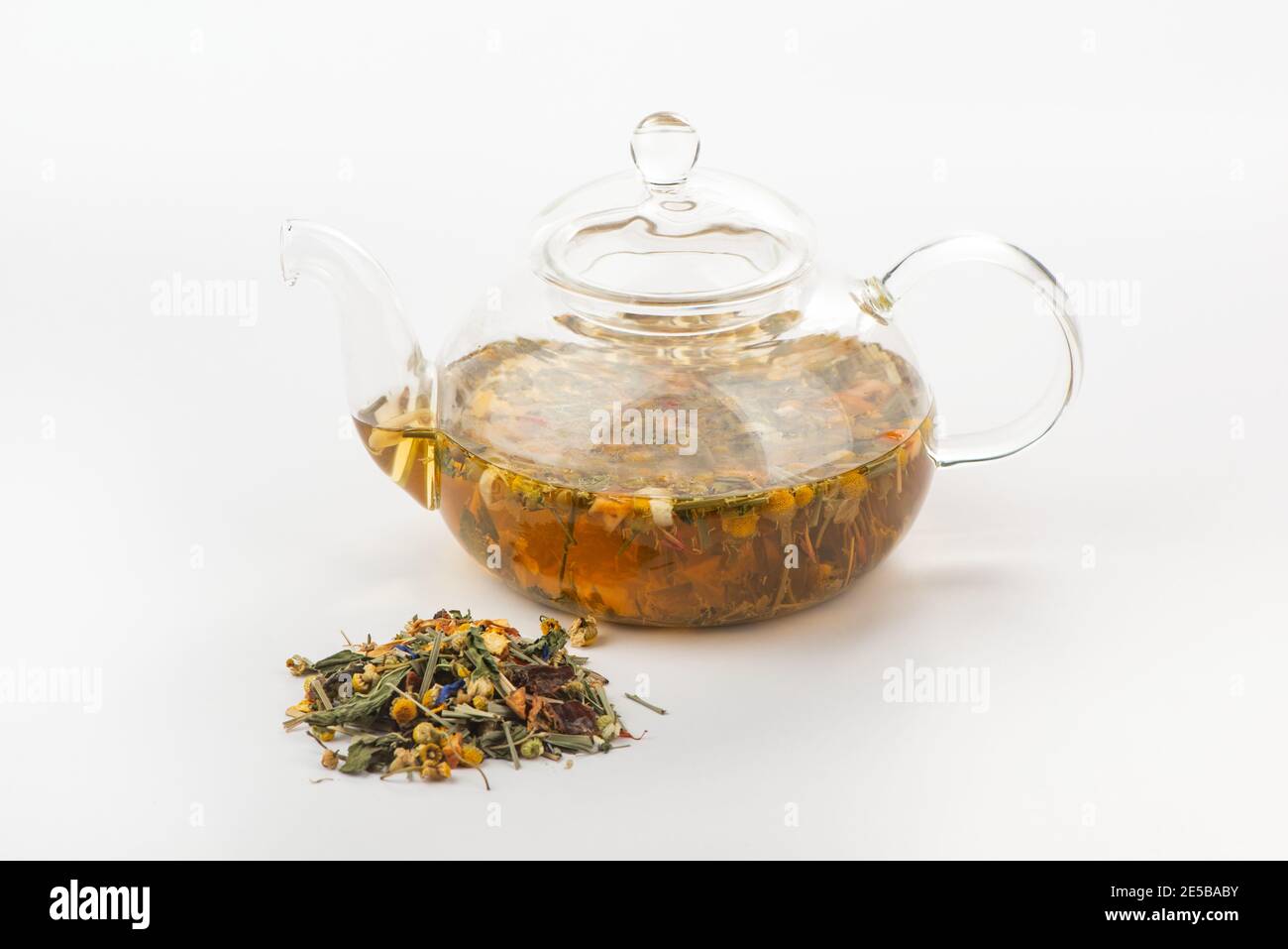 Un montón de té de hierbas y una tetera de vidrio con empapado tisana  Fotografía de stock - Alamy