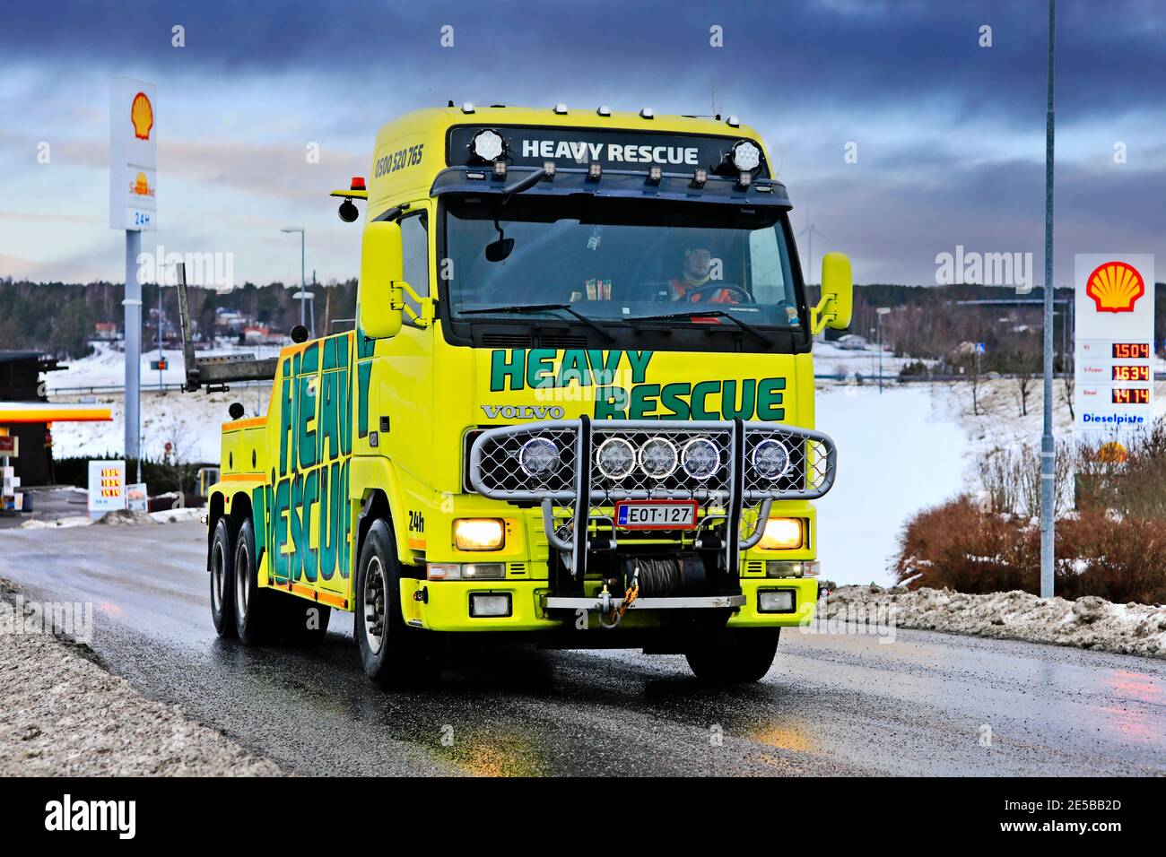 Vehículo de recuperación de servicio pesado de Heavy Rescue Europe Oy, utilizado para el remolque de semi camiones que salen de la parada de camiones el día del invierno. Salo, Finlandia. 23 de enero de 2021 Foto de stock