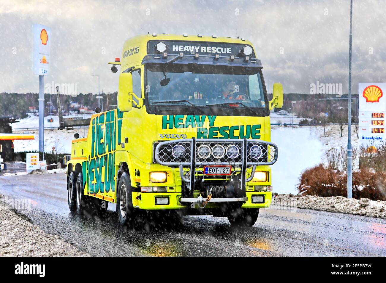 Volvo vehículo de recuperación de servicio pesado de Heavy Rescue Europe Oy, utilizado para remolcar semi camiones que salen de parada de camiones en Nevada. Salo, Finlandia. 23 de enero de 2021 Foto de stock
