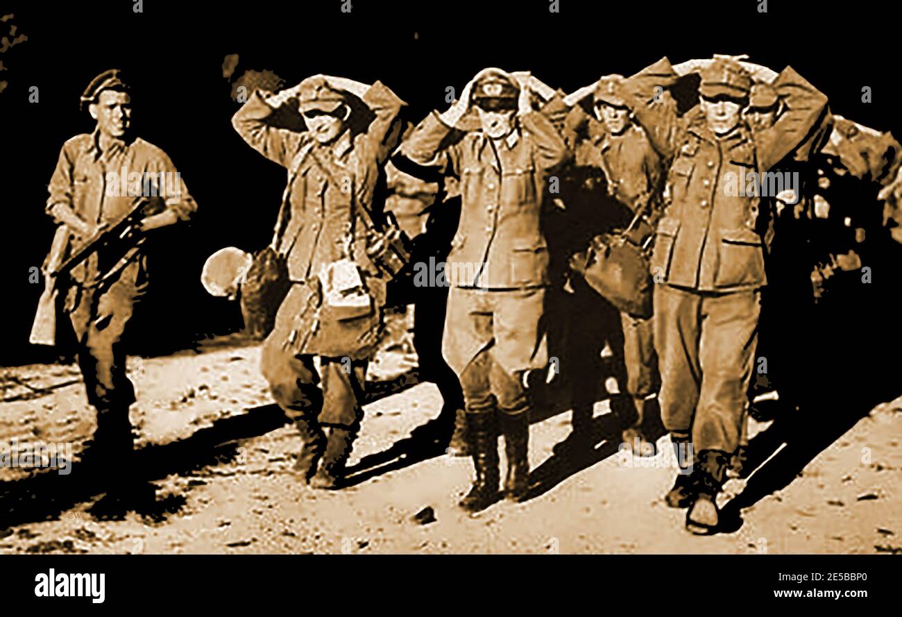 Prisioneros de Guerra alemanes siendo escoltados fuera de París durante la Segunda Guerra Mundial. La Liberación de París (en francés Libération de París) implicó una batalla militar durante la Segunda Guerra Mundial que duró desde el 19 de agosto de 1944 hasta que la guarnición alemana entregó la capital francesa el 25 de agosto de 1944. Foto de stock