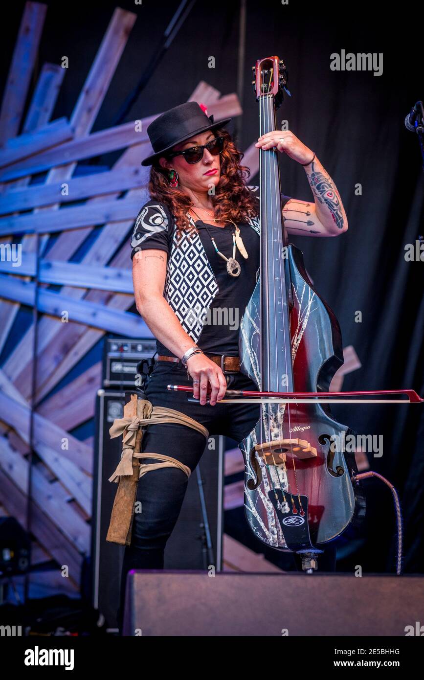 Mujer jugando cello eléctrico, Drum is Calling Festival, Canadá 150+  evento, Larwill Park, Vancouver, British Columbia, Canadá Fotografía de  stock - Alamy