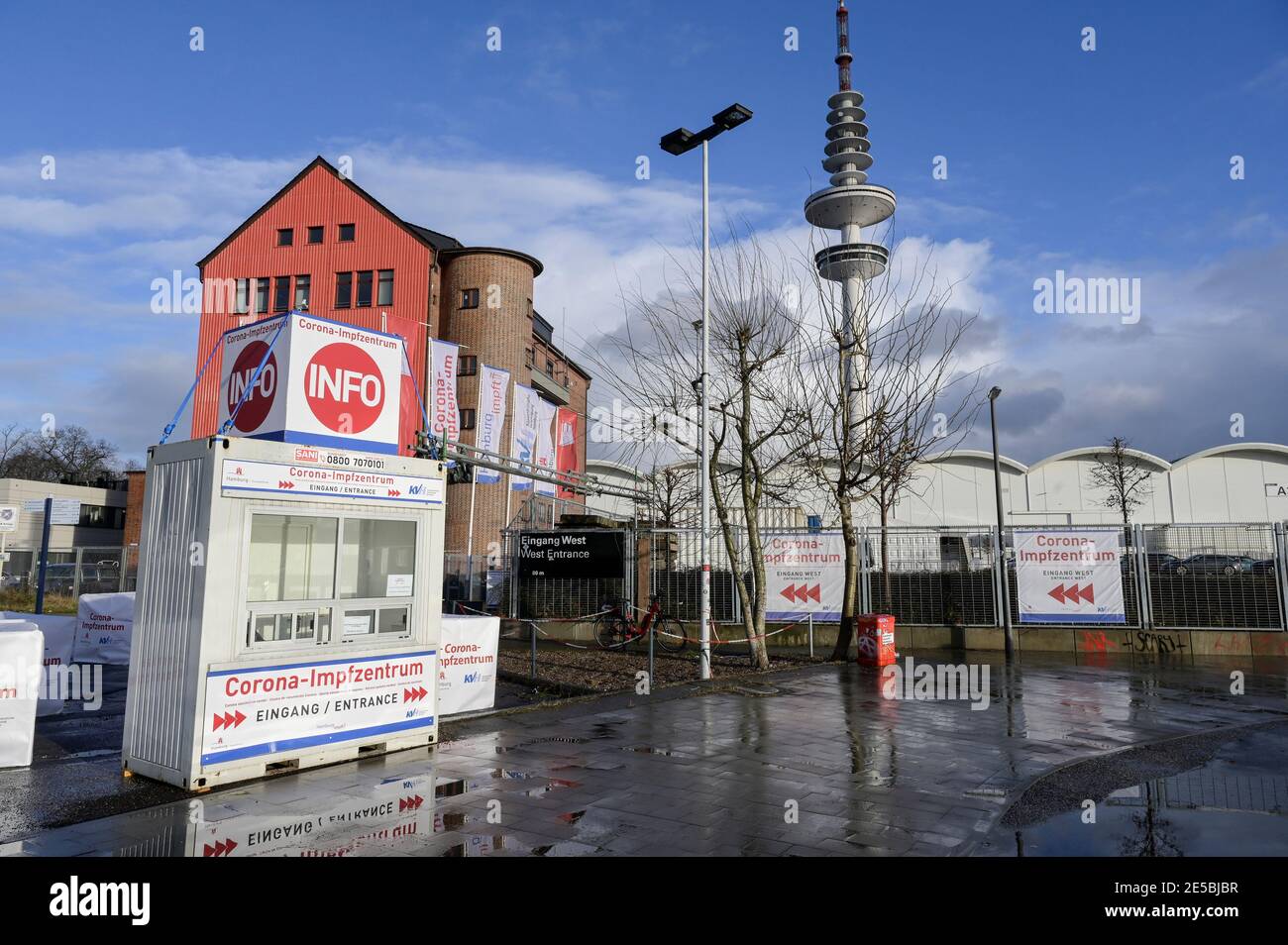 ALEMANIA, Hamburgo, Corona pandémica, centro de vacunación / DEUTSCHLAND, Hamburgo, Corona Pandemie, Impfzentrum der KVH und Sozialbehörde Hamburgo en den Messehallen Foto de stock