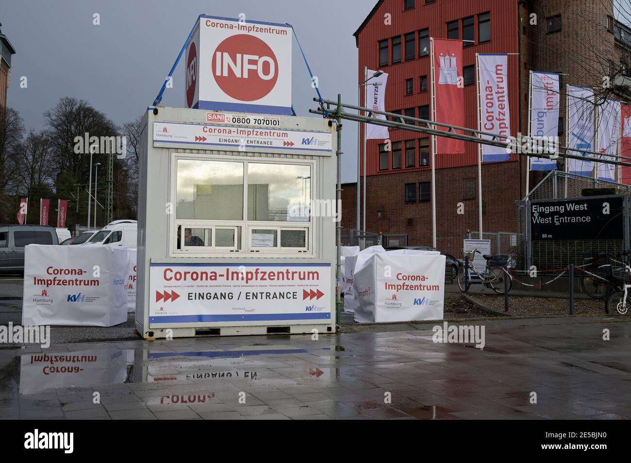 ALEMANIA, Hamburgo, Corona pandémica, centro de vacunación / DEUTSCHLAND, Hamburgo, Corona Pandemie, Impfzentrum der KVH und Sozialbehörde Hamburgo en den Messehallen Foto de stock