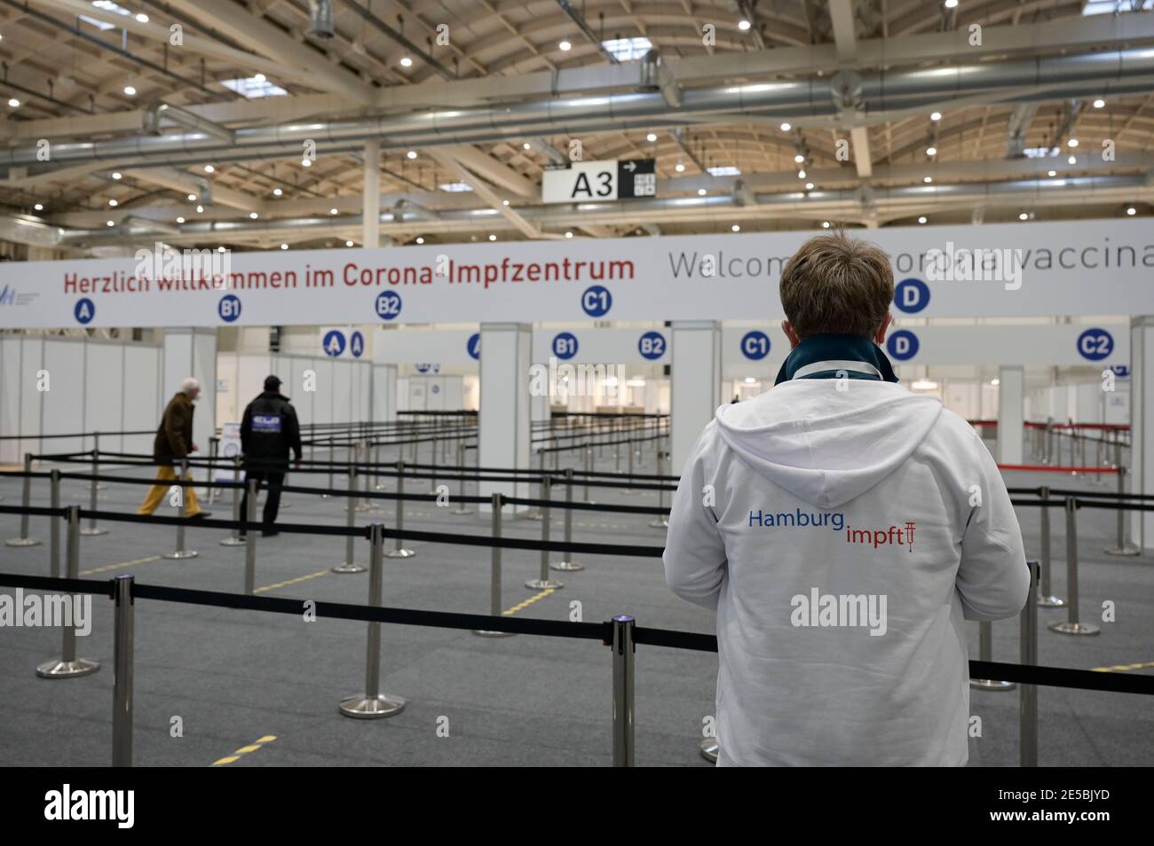 ALEMANIA, Hamburgo, Corona pandémica, el mayor centro de vacunación de alemania, para un máximo diario de 7000 personas / DEUTSCHLAND, Hamburgo, Corona Pandemie, Impfzentrum der KVH und Sozialbehörde Hamburgo en den Messehallen, groesstes Impfzentrum Deutschlands fuer bis zu 7000 Menschen taeglich, Impfung von alten Menschen Menschen Foto de stock