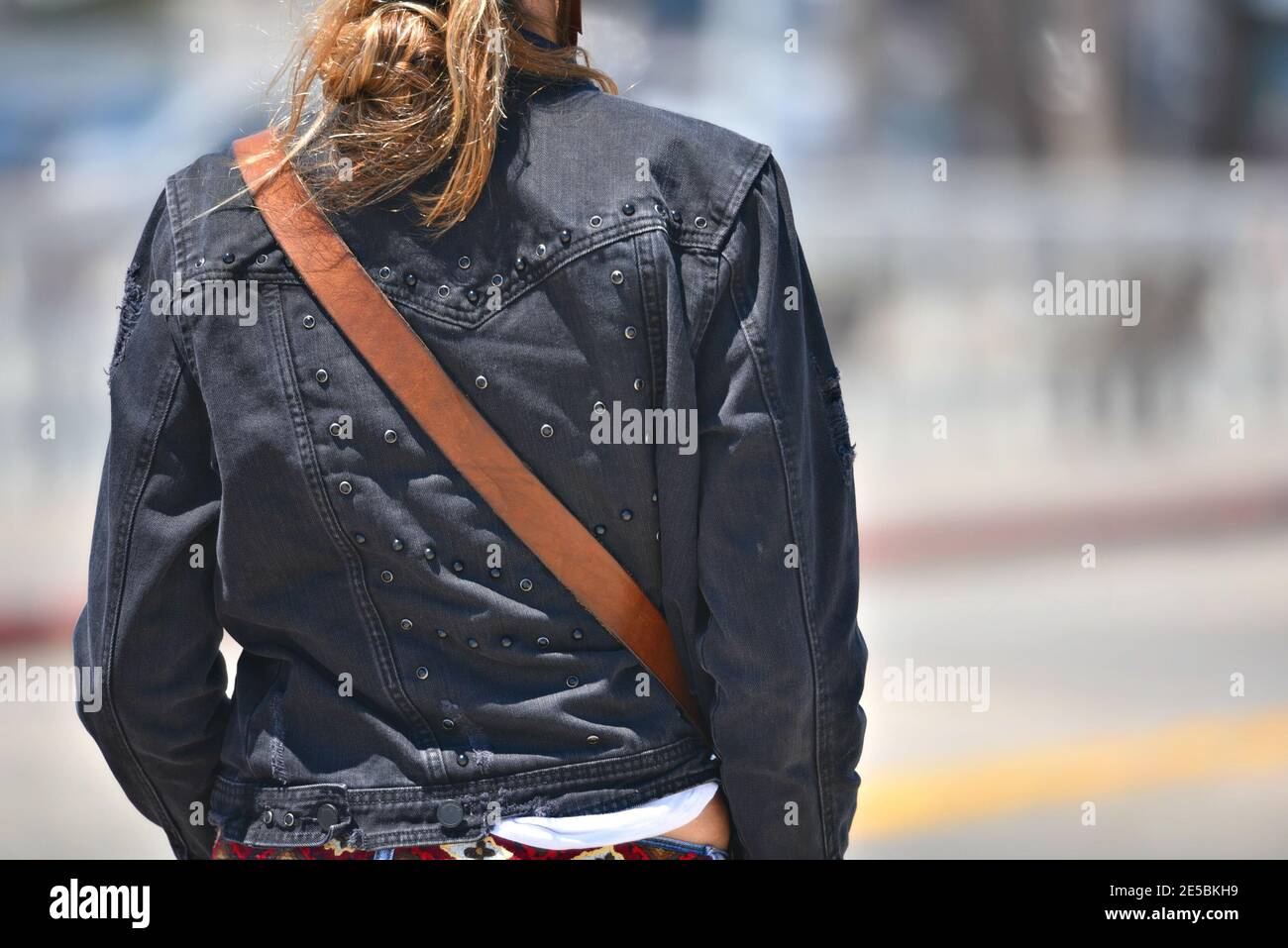 Niña joven de pelo marrón con una chaqueta vaquera con tachuelas en el  puerto de Santa Cruz en California, Estados Unidos Fotografía de stock -  Alamy