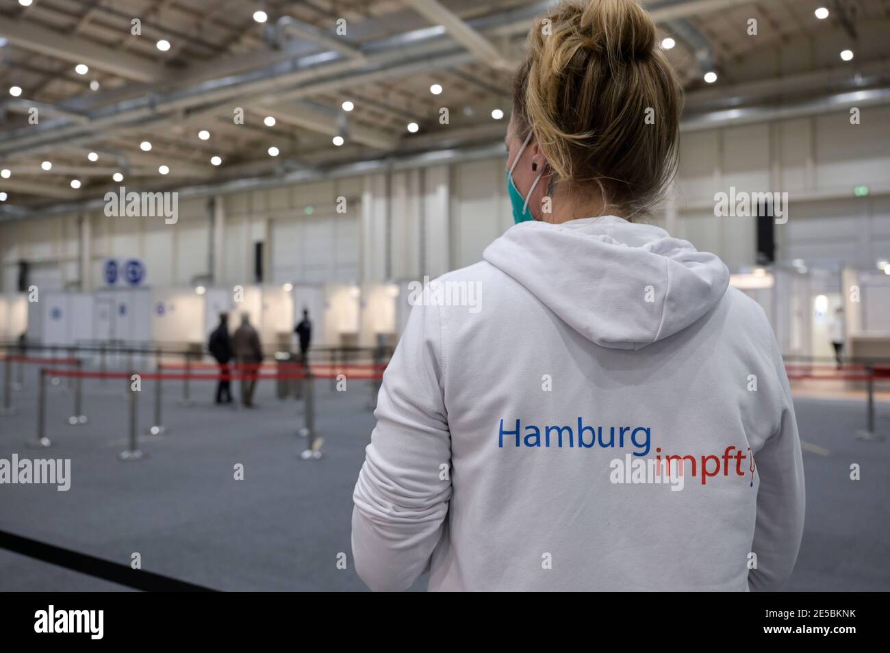 ALEMANIA, Hamburgo, Corona pandémica, el mayor centro de vacunación de alemania, para un máximo diario de 7000 personas / DEUTSCHLAND, Hamburgo, Corona Pandemie, Impfzentrum der KVH und Sozialbehörde Hamburgo en den Messehallen, groesstes Impfzentrum Deutschlands fuer bis zu 7000 Menschen taeglich, Impfung von alten Menschen Menschen Foto de stock