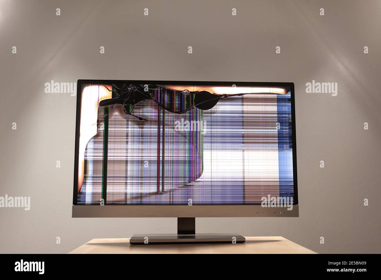 https://c8.alamy.com/compes/2e5bn09/monitor-led-de-ordenador-en-un-escritorio-con-una-grieta-grande-y-lineas-coloridas-que-corren-por-la-pantalla-2e5bn09.jpg