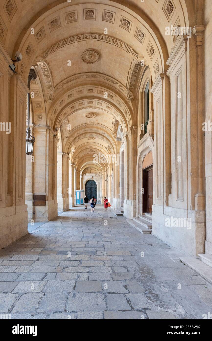 Arcade de la Biblioteca, Biblioteca Nacional de Malta en la Plaza de la República, Valletta, Malta Foto de stock