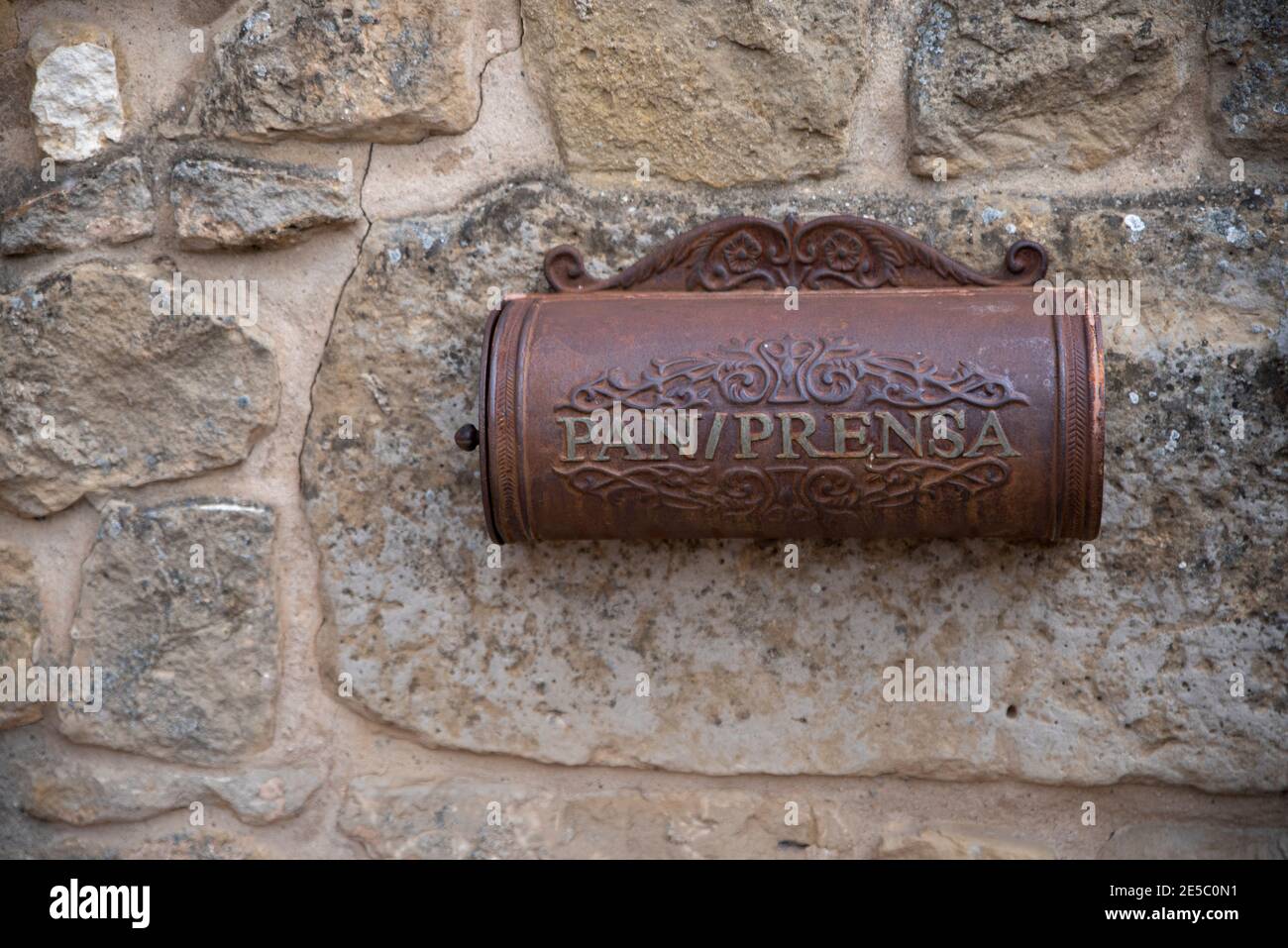 binario Despedida trono buzón exterior para pan y periódico Fotografía de stock - Alamy