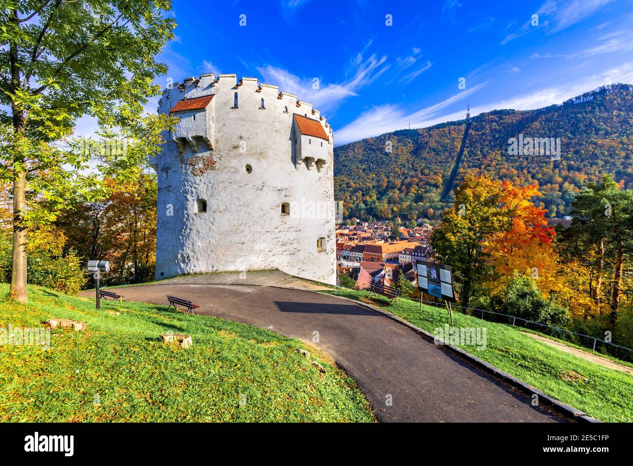 Torre Blanca, bastión de Brasov erigido en forma semicircular en la época medieval para proteger la Fortaleza. Transilvania, Rumania. Foto de stock