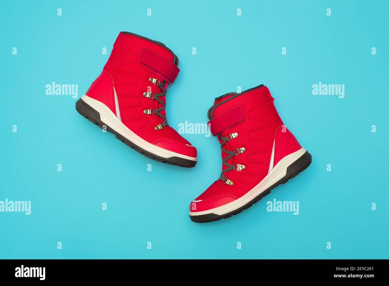 Botas de invierno rosadas para niños o adolescentes aisladas sobre fondo  azul. Botas de invierno para chicas Fotografía de stock - Alamy