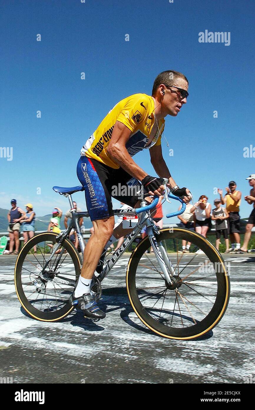 Lance Armstrong de los EE.UU. Montando en bicicleta postal de EE.UU.  Durante la etapa Lanmezan/Plateau de Beille, Tour de Francia carrera de  ciclismo, el 19 de julio de 2002. Foto de Philippe