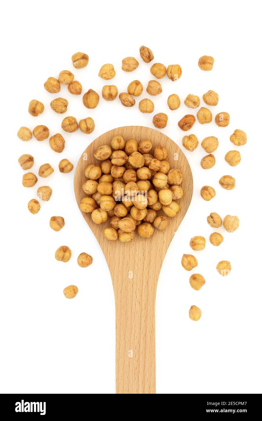 Garbanzos asados picantes sanos en una cuchara de madera y sueltos