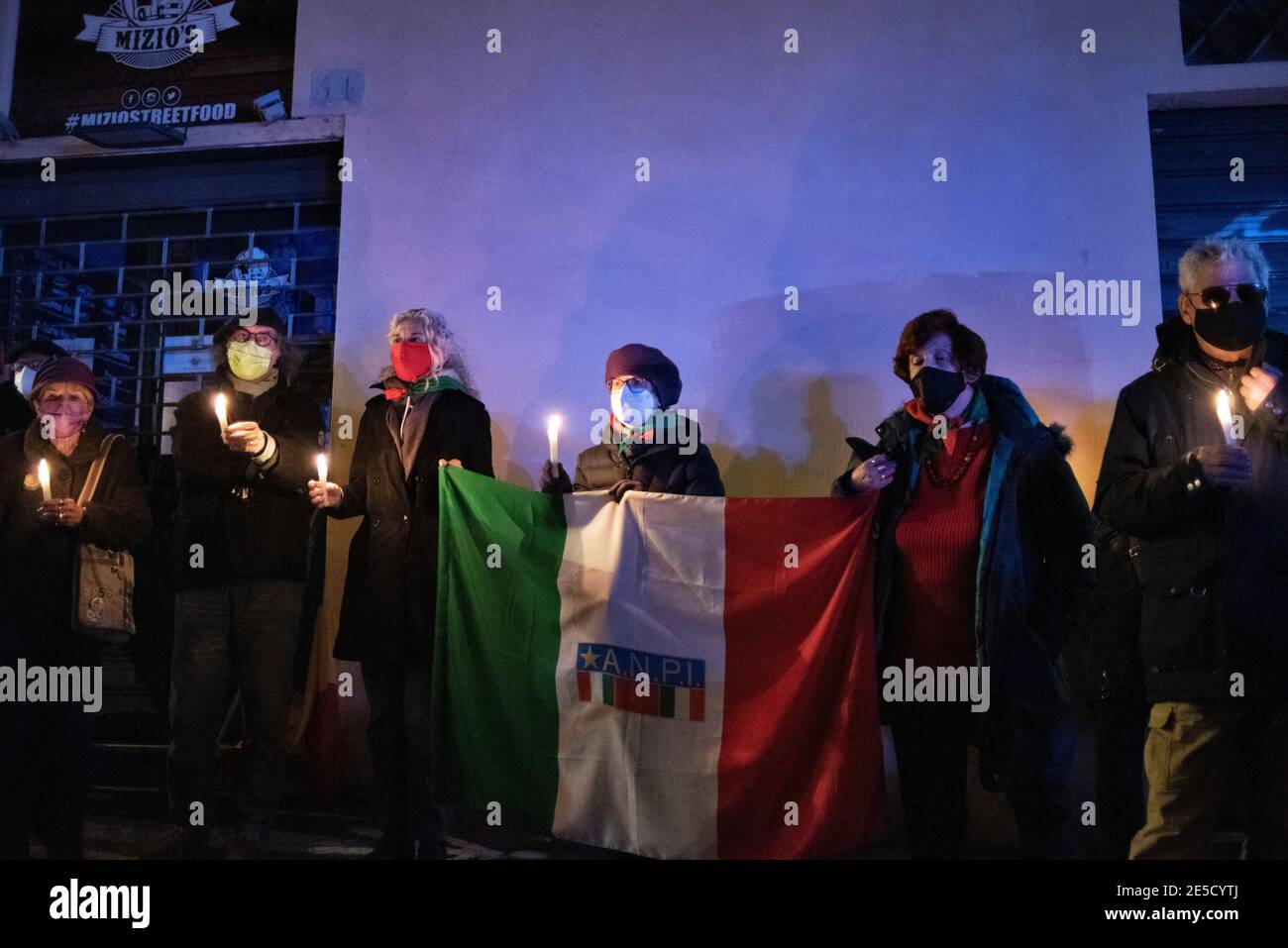 Roma, 27/01/2021. Hoy se celebró una vigilia a la luz de las velas en la Via degli Zingari de Roma para recordar -como afirman los organizadores- a las "víctimas olvidadas del Holocausto": Roma, Sinti, Camminanti, homosexuales, discapacitados, testigos de Jehová, disidentes políticos, minorías étnicas y millones de personas muertas por el régimen nazi y sus colaboradores. El 27 de enero es el día Internacional del Holocausto, también llamado día Conmemorativo del Holocausto en el Reino Unido e Italia y Marca el día de la liberación por el Ejército de la Unión Soviética del mayor campo de exterminio, Auschwitz-Birkenau (76º aniversario). Foto de stock