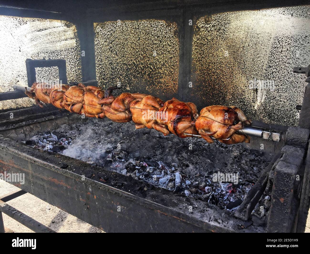 Pollos enteros fritos crujientes en un brocheta en un almuerzo bar cocina -  asador Fotografía de stock - Alamy