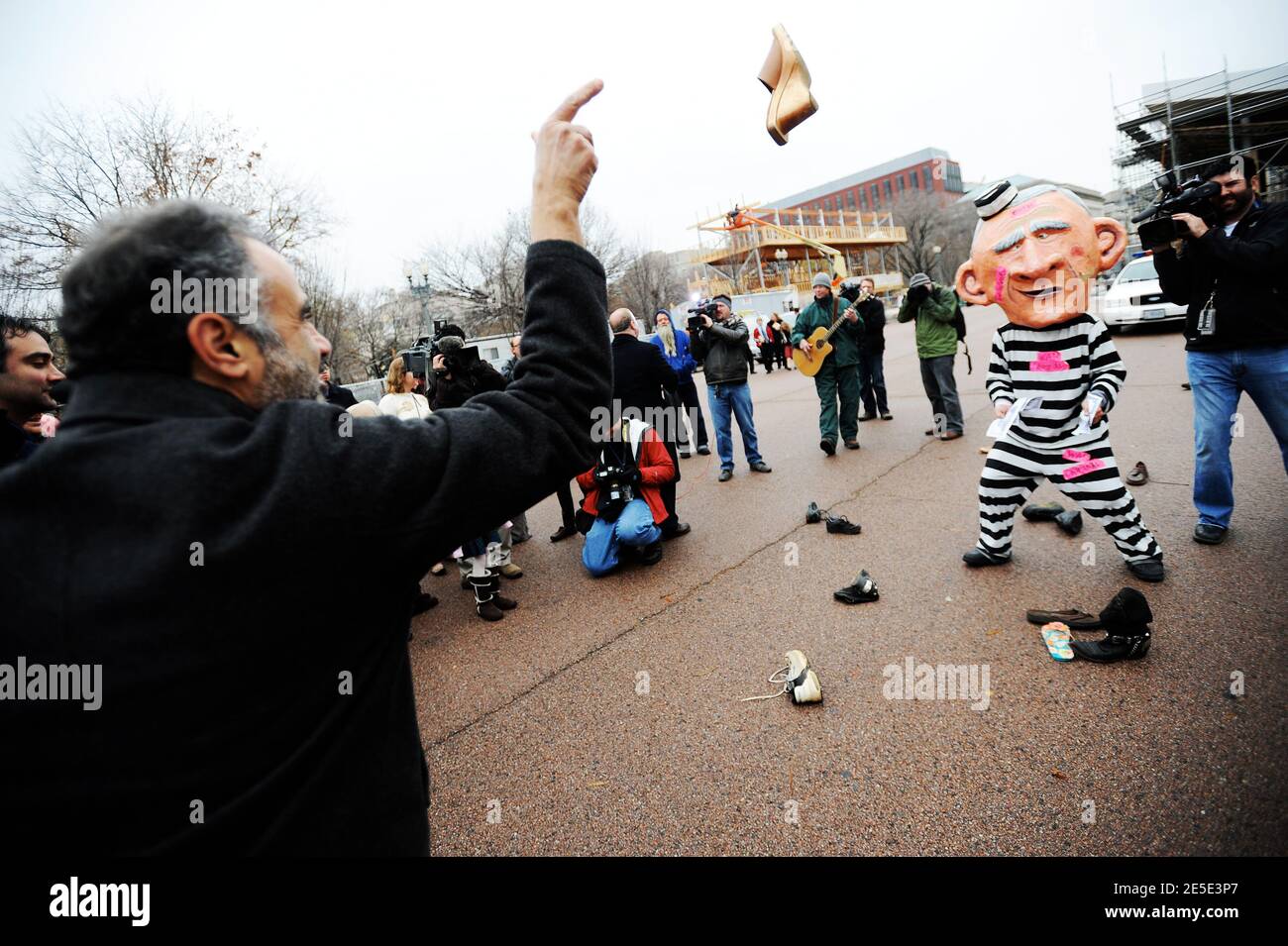 Los manifestantes lanzan zapatos a un simulacro de presidente Bush frente a  la Casa Blanca y muestran zapatos en solidaridad con el periodista iraquí  en Washington, DC, EE.UU. El 17 de diciembre