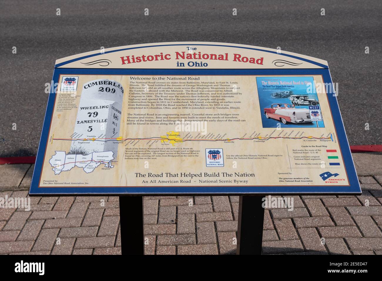 St. Clairsville, Ohio/EE.UU.-7 de junio de 2018: Signo histórico que cuenta la historia de la carretera Nacional, la primera carretera financiada federalmente en los Estados Unidos. Foto de stock