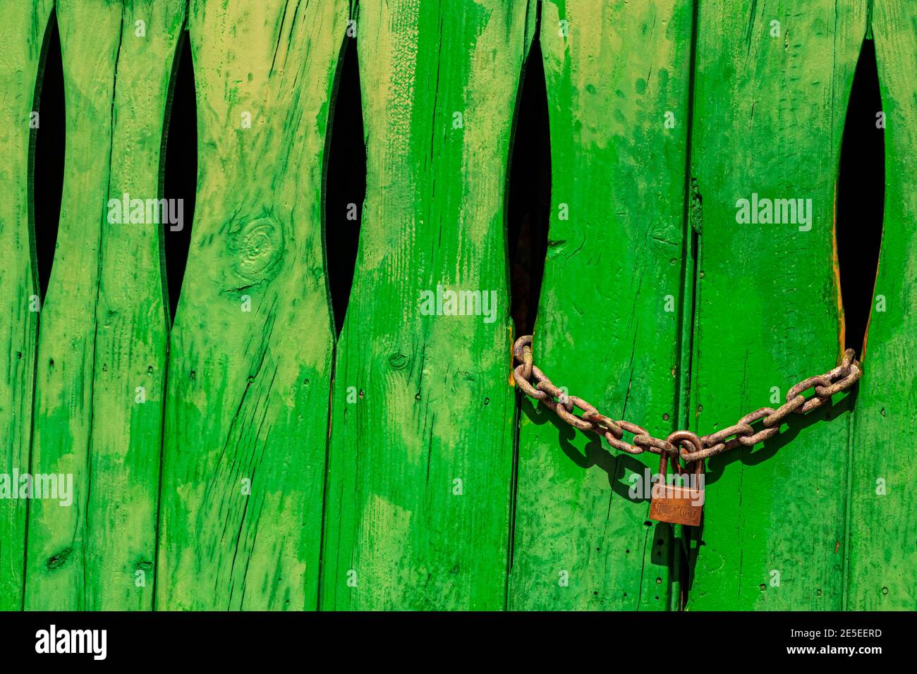 Puerta verde en la pared de piedra con cerradura en Cala Figuera Mallorca España. Foto de stock