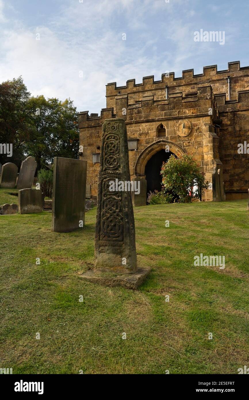 Cruz anglosajona en el patio de la iglesia de Bakewell, Derbyshire Inglaterra, monumento antiguo programado, grado 1 listado Foto de stock