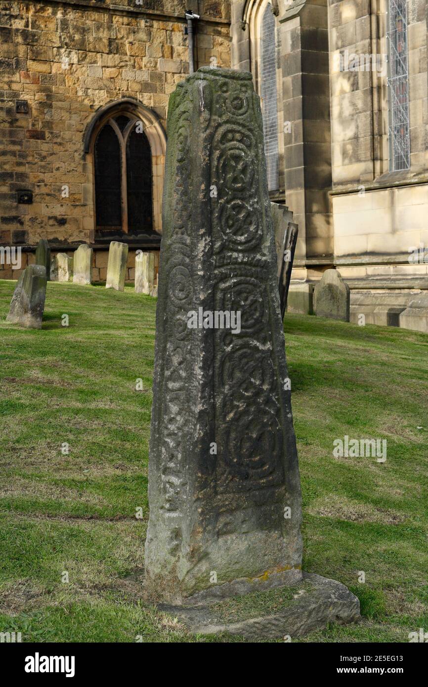 Cruz anglosajona en el patio de la iglesia de Bakewell, Derbyshire Inglaterra, monumento antiguo programado, grado 1 listado Foto de stock